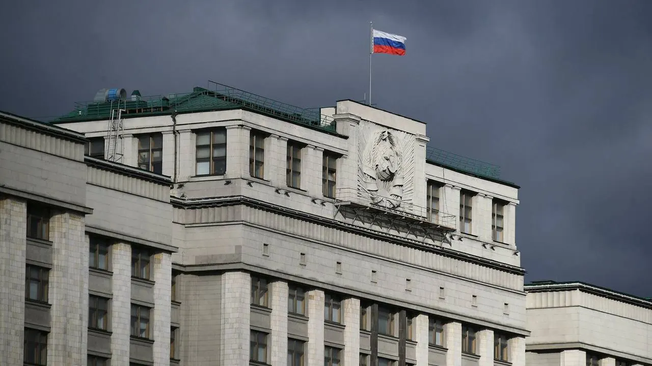 Госдума рассматривает законопроект, который вводит широкий набор ограничений для россиян, покинувших страну: от запрета на госуслуги до блокировок банковских счетов и публикации в реестре Минюста.