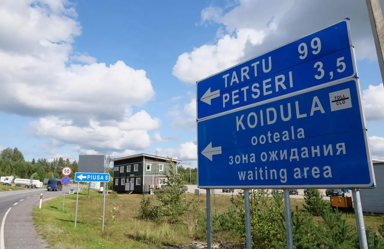 На пограничном пункте Койдула со стороны Эстонии мужчин 18–52 лет стали массово задерживать для многочасовых бесед; приоритетное внимание уделяют обладателям видов на жительство ЕС или второго европейского гражданства. Женщин и пожилых часто пропускают без дополнительных проверок.