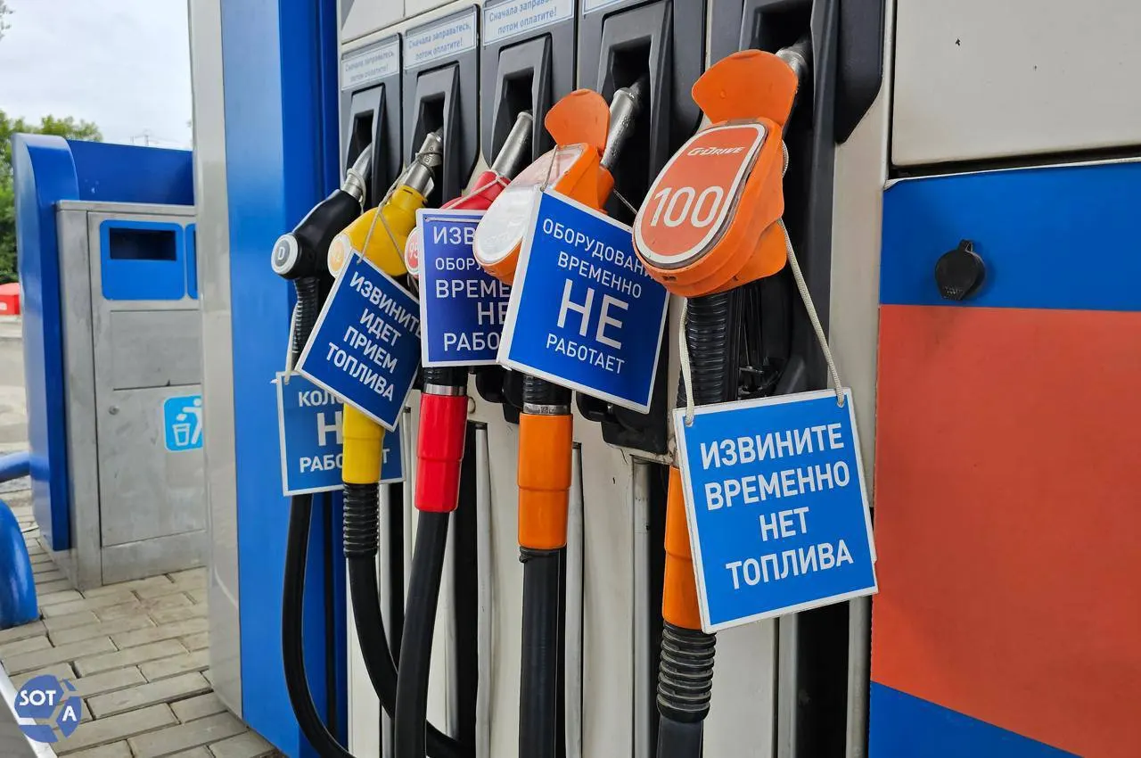 Медианные цены на основных марках бензина и дизтопливе значительно выросли за год. Аналитики предупреждают, что из‑за структурного дефицита и ремонтных работ на НПЗ топлива в ближайшие недели заметно дешевле не станет.