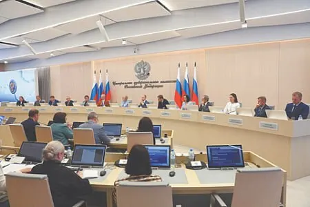 В проекте постановления Центральной избирательной комиссии заложено исключение нескольких кандидатов из партсписка «Яблока». По закону выбытие четверти списка ведёт к снятию партии с выборов; одновременно в регионах продолжаются административные преследования её представителей.