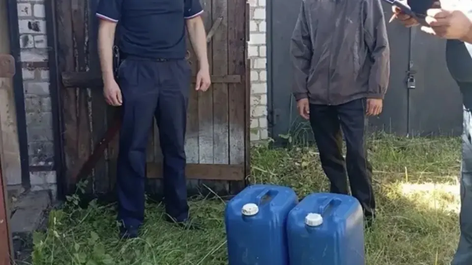 Власти региона проверяют гаражи и подвалы на предмет хранения канистр с бензином. По фактам нарушений выписывают протоколы и штрафы, вводят ограничения на продажу и перераспределяют поставки в наиболее дефицитные районы.