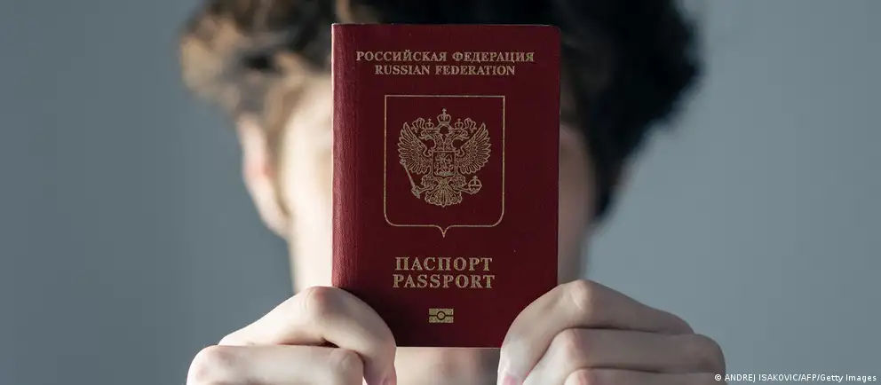 После возражений Франции и Италии Евросоюз пересмотрел первоначальное предложение: визовый запрет предлагают распространять лишь на обладателей краткосрочных виз, непосредственно участвовавших в боевых действиях в Украине; расширен перечень исключений по гуманитарным и иным причинам.