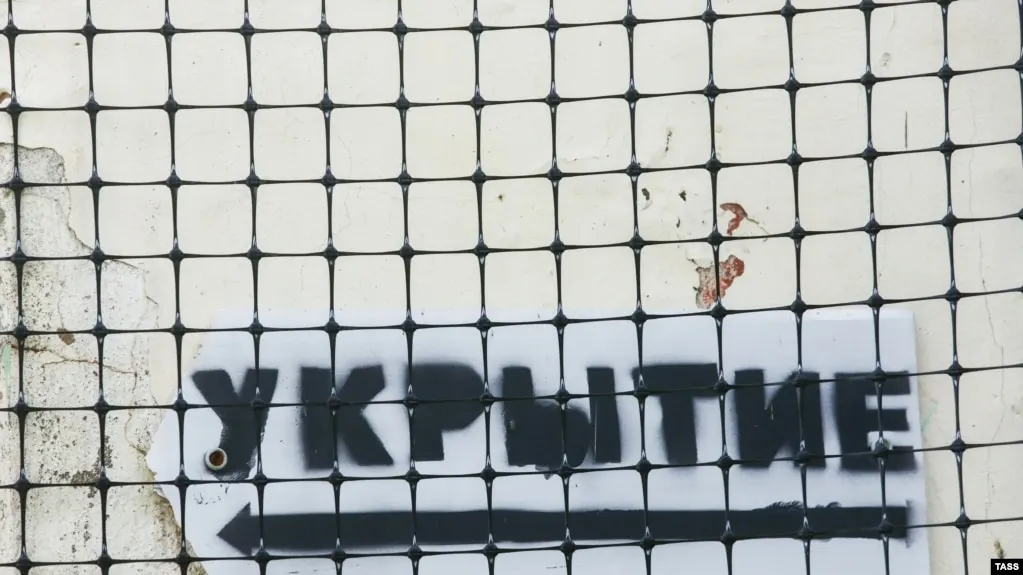 В нескольких регионах зафиксированы атаки беспилотников и ракет: в Калужской области горело промышленное предприятие, в Белгородской — повреждена энергосеть и линии газоснабжения, есть погибшие и пострадавшие; по стране заявляют о сотнях сбитых дронов.