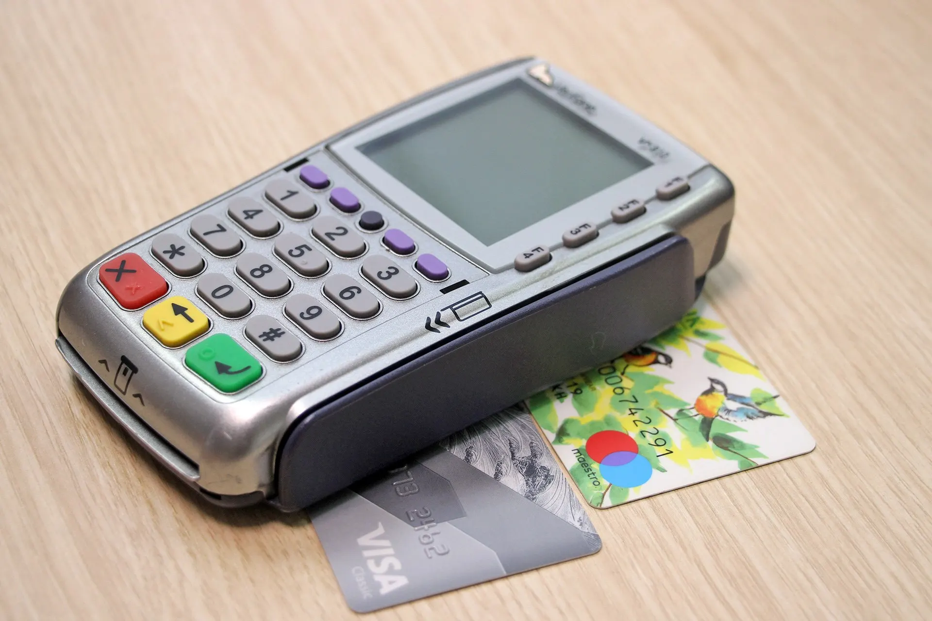 Центробанк планирует поэтапно отказаться от использования Visa и Mastercard и начать внедрение цифрового рубля — первые изменения намечены на ближайшие месяцы.