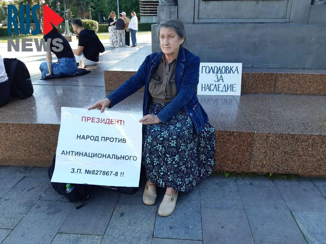 Председатель новосибирского отделения ВООПИК Наталья Шамина устроила голодовку в центре Москвы в знак протеста против законопроекта о передаче регионов права исключать объекты культурного наследия; через час её задержала полиция.