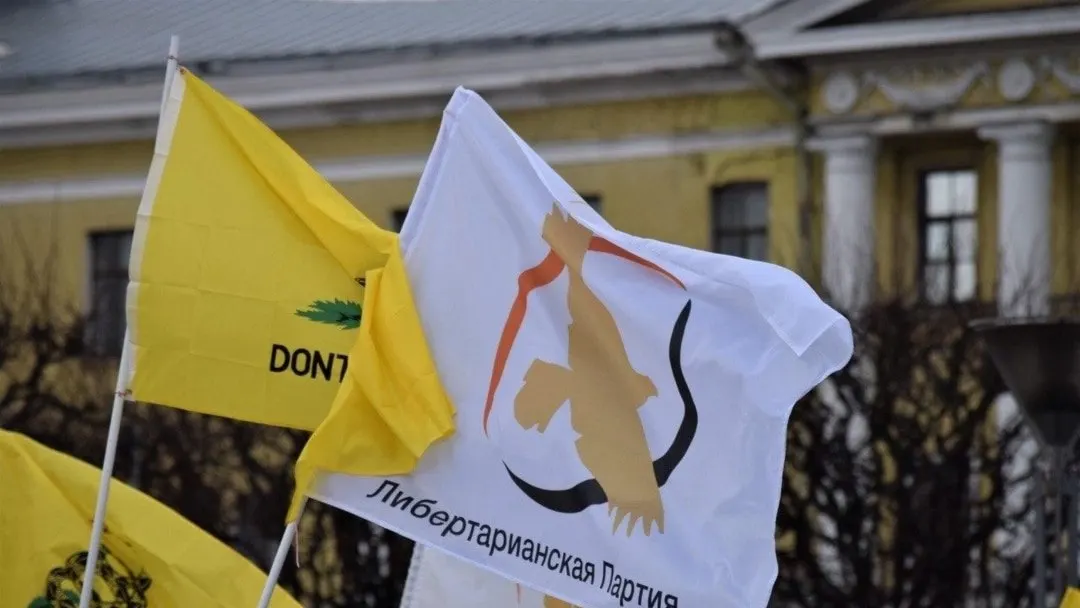 В реестр включили обе организации, возникшие после раскола партии в 2020 году. Минюст обвиняет их в распространении «недостоверной информации» и призывах против специальной военной операции; это ограничит их публичную деятельность.