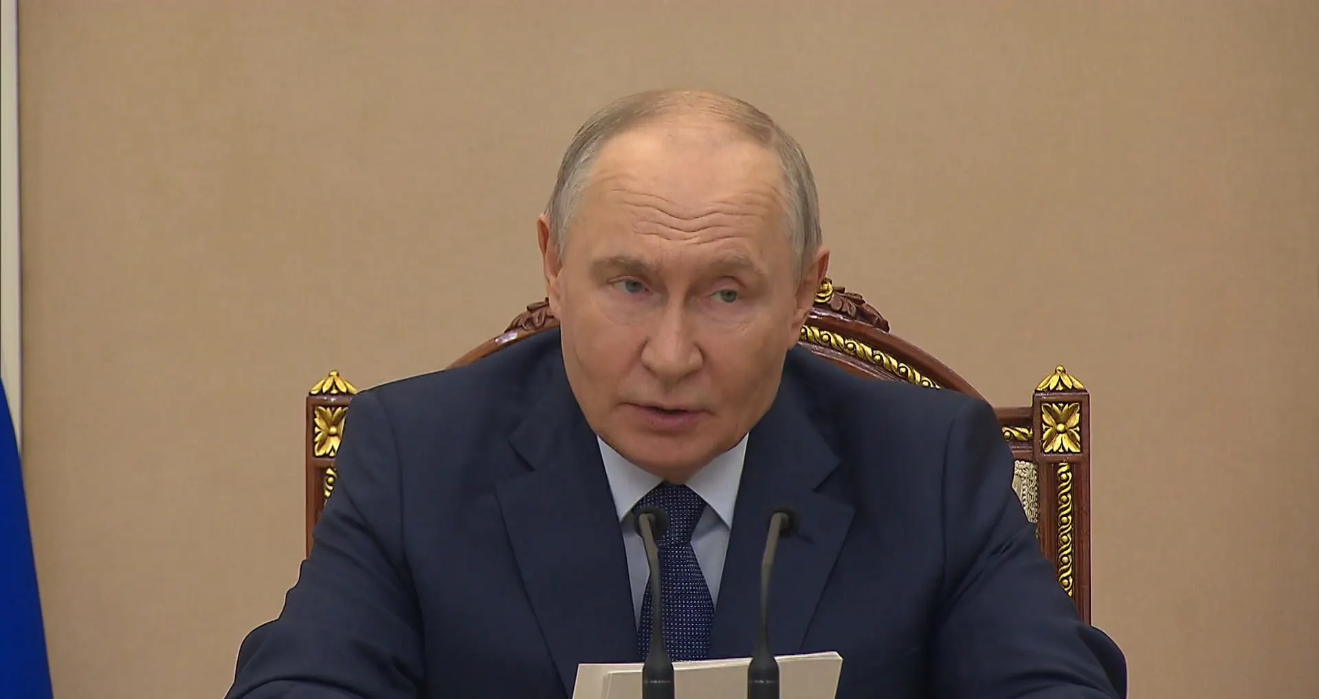 Кратко о решениях: рост ВВП, профицит бюджета, рост ненефтегазовых и нефтегазовых доходов и дополнительные меры поддержки регионов.