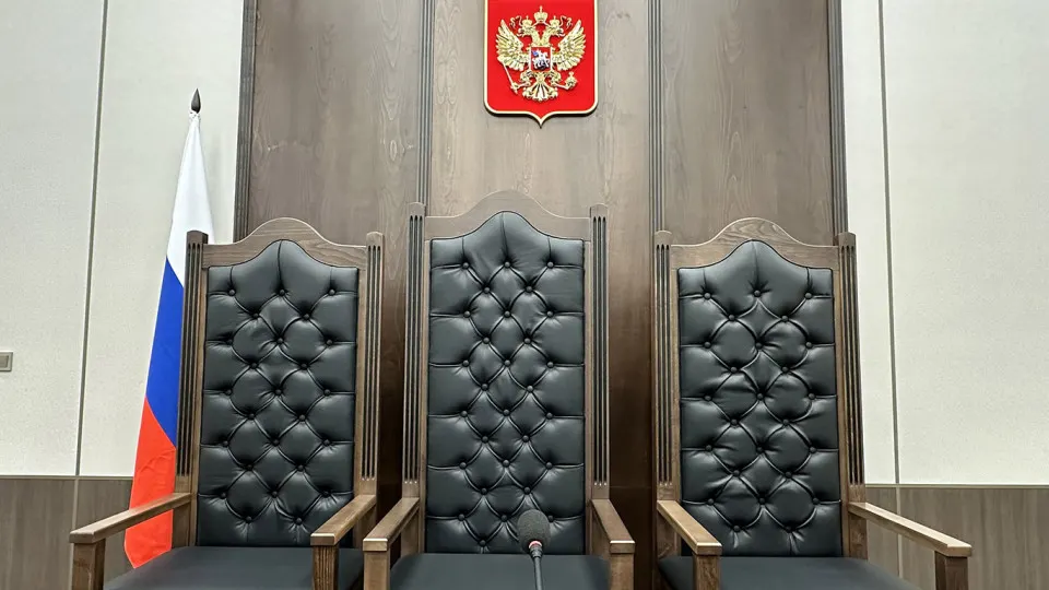 Правительственная комиссия одобрила законопроект, который смягчает требования к образованию для ряда должностей в аппаратах судов по всей России. Инициатива призвана сократить кадровый дефицит, но вызывает опасения по поводу качества кадров и необходимости улучшения условий труда.