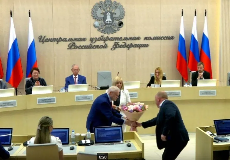 На заседании Центральной избирательной комиссии приняли к регистрации 260 кандидатов от «Справедливой России», выдали удостоверение кандидата от ЛДПР и утвердили 43 финансовых уполномоченных партии «Яблоко» в регионах.