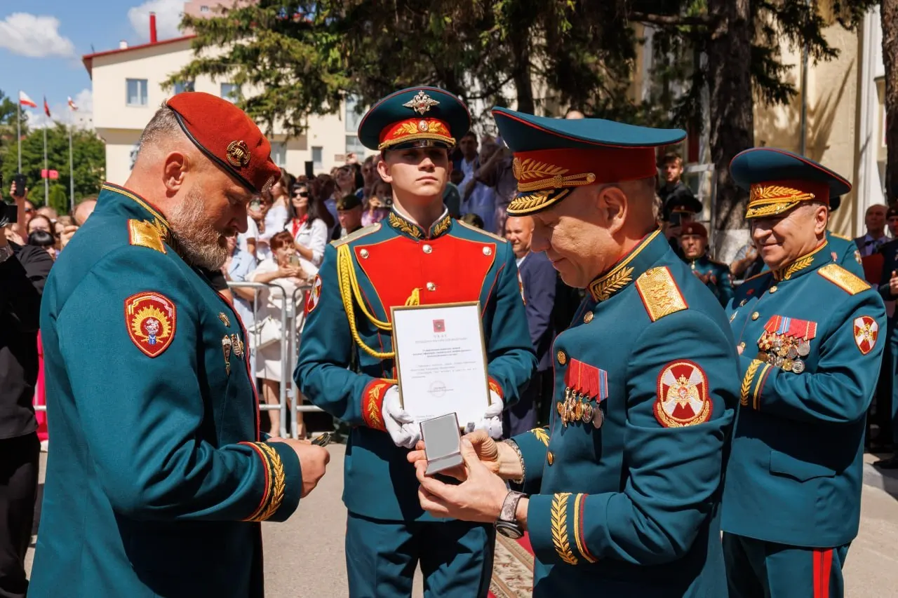 Начальнику Саратовского военного ордена Жукова Краснознамённого института войск национальной гвардии РФ Александру Белоглазову присвоено воинское звание «генерал-лейтенант». Погоны и удостоверение вручил заместитель директора Федеральной службы войск национальной гвардии, генерал-полковник Анатолий Маликов.
