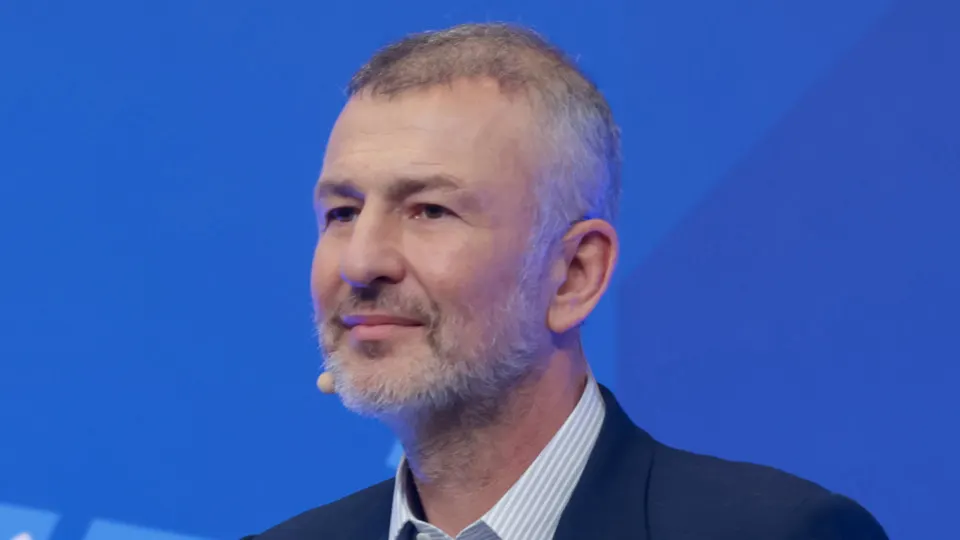 Миллиардер Андрей Мельниченко урегулировал спор вокруг СИБЭКО: прокуратура отозвала иск после перевода 32 млрд рублей в пользу образовательного центра «Сириус», что почти равняется сумме покупки компании в 2018 году.
