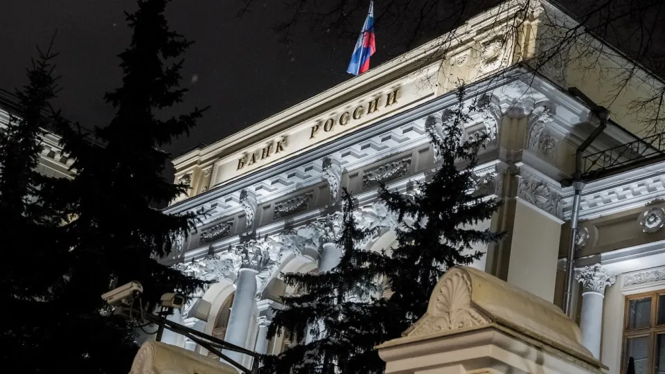 Российские кредитные организации в июле резко нарастили привлечение средств у Центробанка — регулятор отмечает рост краткосрочного рефинансирования на фоне оттока вкладов в наличные и роста проблемных кредитов.