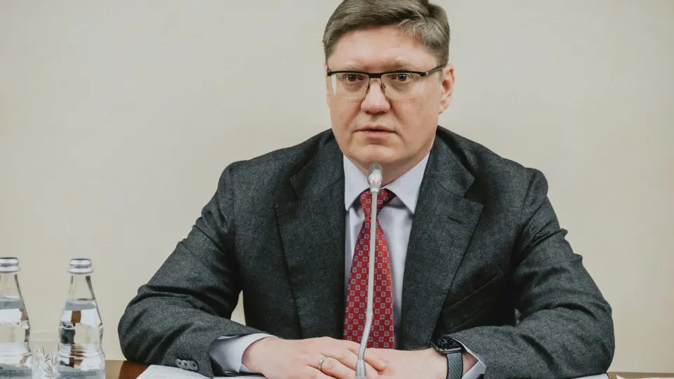 Заместитель руководителя фракции заявил, что перебои с бензином связаны с ударами по НПЗ, а не с внутренними ошибками; производство и переработка нефти резко сократились, вводятся ограничения на продажу топлива, а у АЗС образуются длинные очереди.