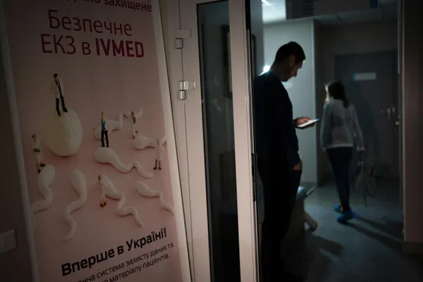 Депутаты приняли поправки в закон «О ветеранах»: вспомогательные репродуктивные технологии, включая ЭКО, станут бесплатными для жен участников боевых действий, жен инвалидов боевых действий и вдов (не вступивших в повторный брак в течение пяти лет). Суррогат и криоконсервация остаются платными.