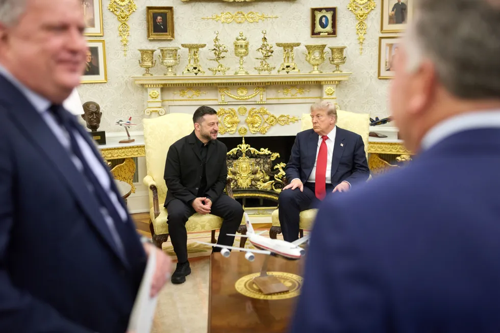 Президент Украины провел болеечасовую встречу с Дональдом Трампом, просил экстренную поставку ракет для систем Patriot и обсуждал возможность расширения помощи. Сенат США поддержал проект о пошлинах на импорт российских углеводородов; также согласован визит спецпосланников в Киев.