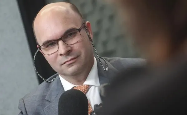 В ходе часовой прямой линии заместитель председателя ЦБ рассказал о механизмах формирования курса рубля, роли экспорта и бюджетного правила, а также о позиции регулятора по вкладам и инфляционным рискам.