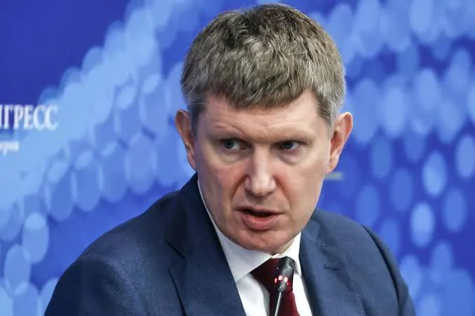 Минэкономразвития объявило, что с 1 сентября 2026 года гостиницы с более чем 50 номерами обязаны заселять постояльцев при подтверждении личности через национальный мессенджер. Отелям предстоит наладить подключение систем и обучить персонал в короткий срок.