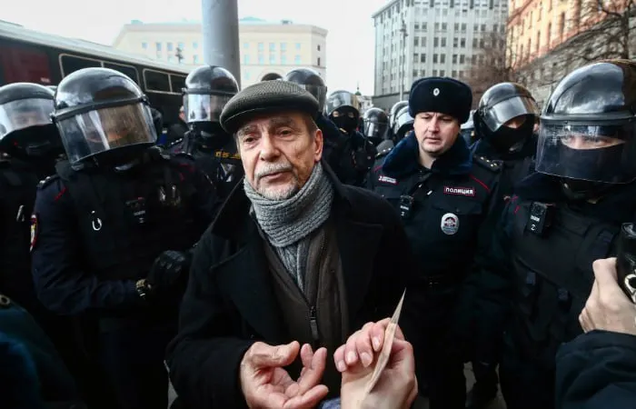 В Хорошевском суде Москвы началось заочное рассмотрение дела: обвинение просит 6,5 года колонии и запрет администрирования сайтов на 10 лет по статьям о «нежелательной» организации и «иноагентстве».