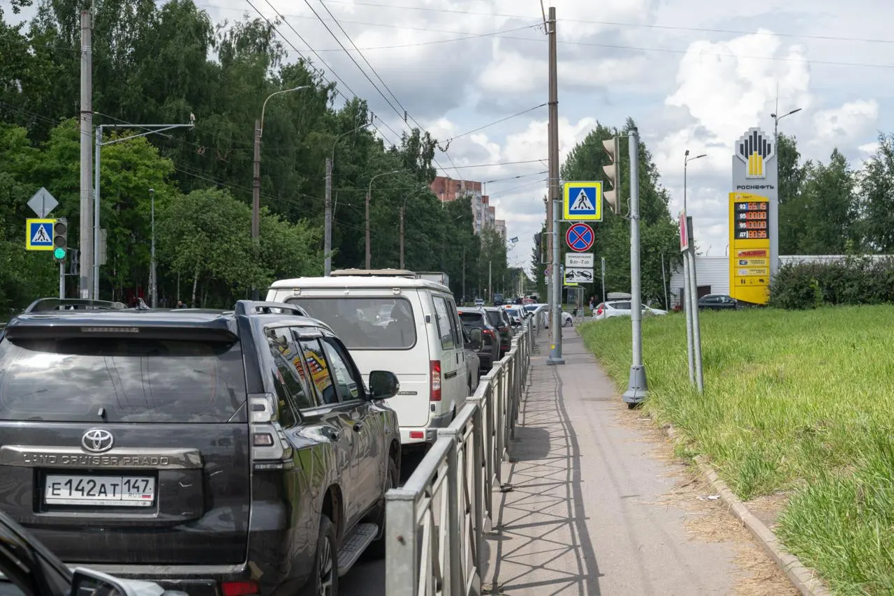 Несмотря на временное разрешение в России продавать бензин стандарта Евро-3, сотрудники петербургских АЗС говорят, что им по-прежнему привозят топливо Евро-5 и предлагают клиентам сверять сопроводительные документы.