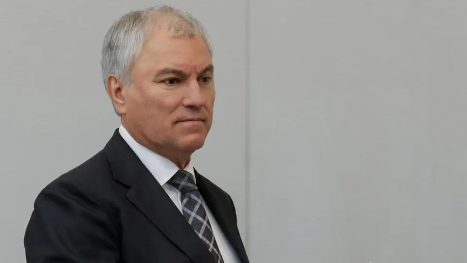 Спикер Госдумы и глава транспортного комитета призвали расширять городской электротранспорт и призвали водителей «потерпеть» из‑за очередей на заправках. Между тем ограничения на продажу топлива действуют почти по всей стране, производство бензина сократилось.