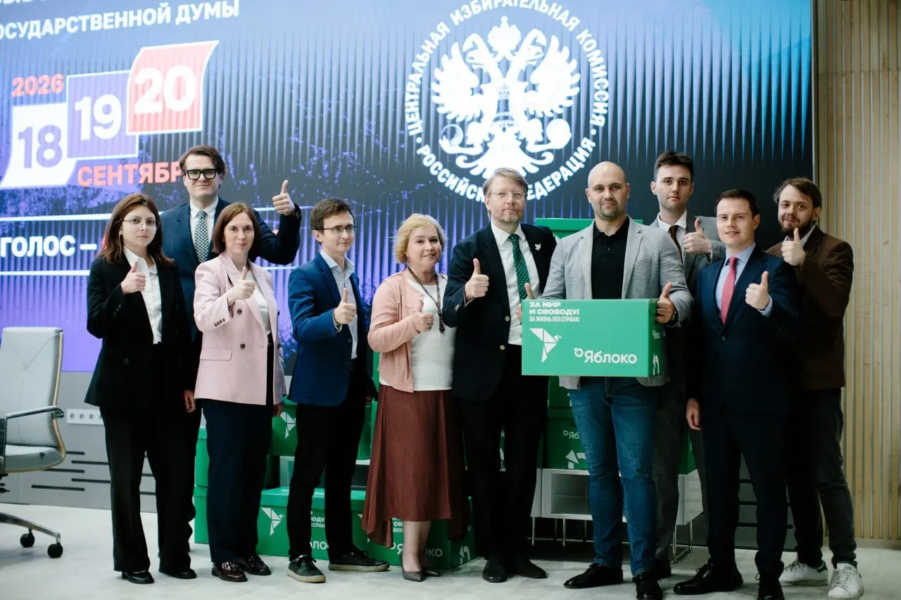Центризбирком допустил федеральные списки «Яблока» и «Родины»: у первой партии допущены 269 кандидатов (четверо исключены), у второй — 298; продолжаются проверки по вопросам гражданств и спорам о региональной регистрации. Жеребьёвка в СМИ назначена на 5 августа.