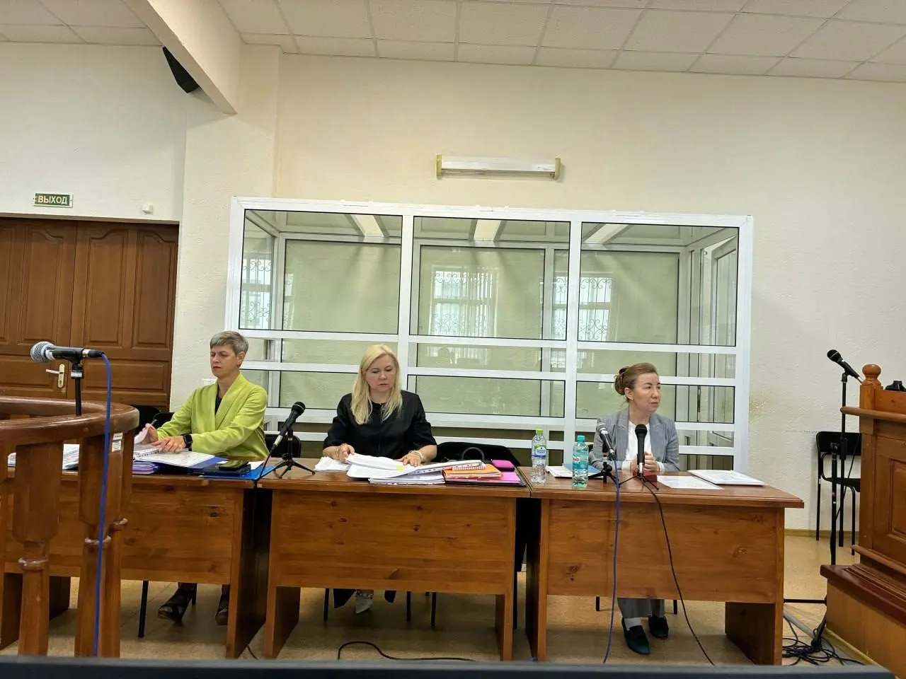 Заседание перенесли почти на полтора месяца — ждут выводов дополнительной компьютерно‑технической экспертизы. На нынешнем заседании завершили допрос подсудимой; ей предъявлены обвинения в хищении и превышении должностных полномочий.