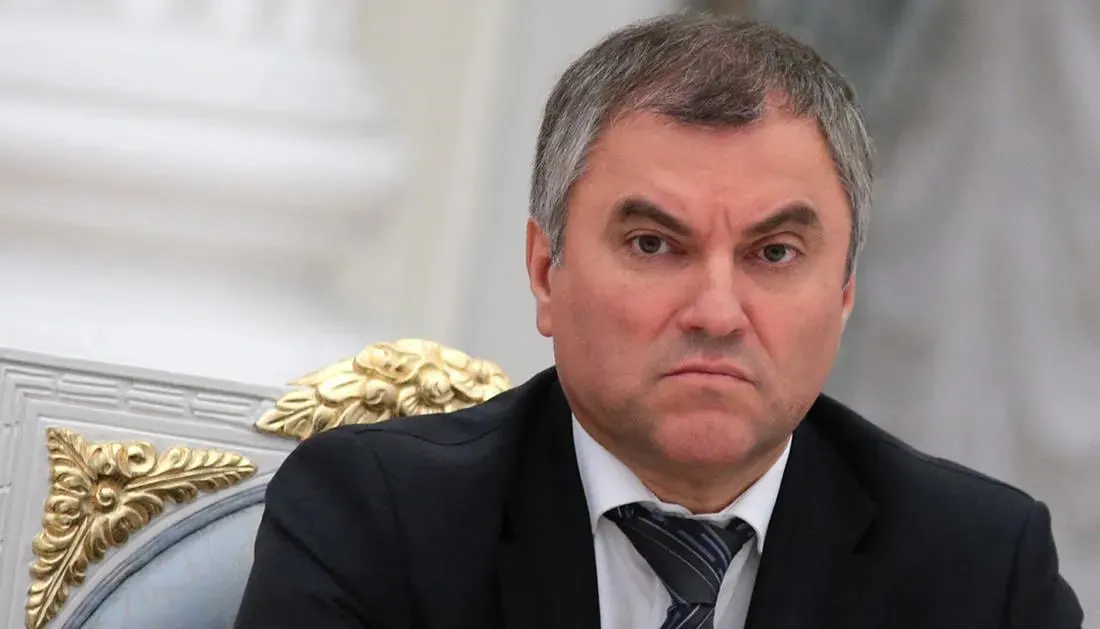 Председатель Госдумы призвал не паниковать и объединиться: по его словам, страна преодолеет перебои на АЗС так же, как справлялась с другими вызовами.