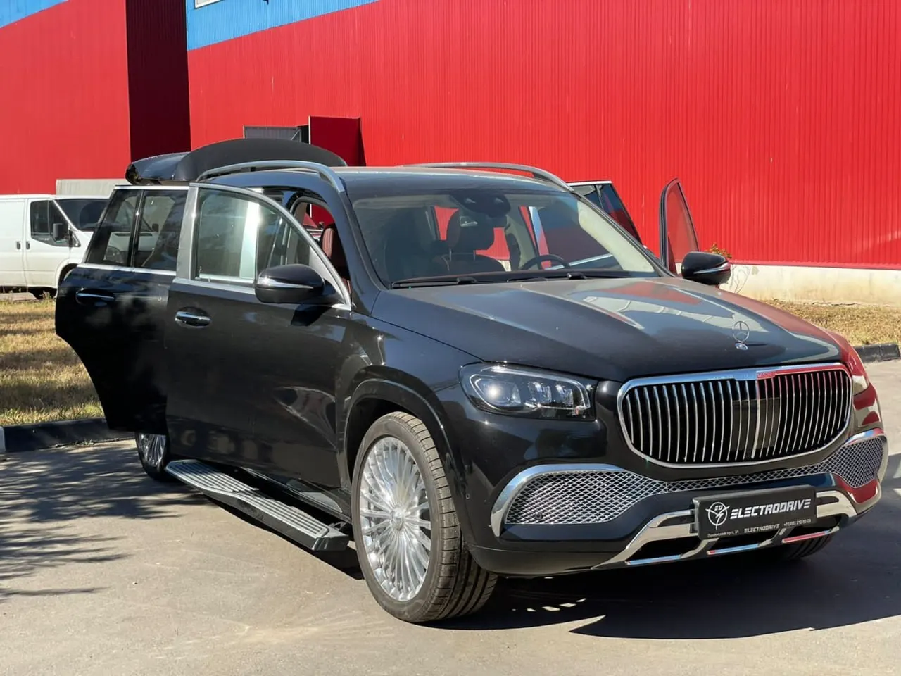 Глава региона в декларации указал новый Maybach 2025 года стоимостью около 30 млн руб.; также в собственности фигурирует Mercedes‑Benz G‑Class за 16,5 млн руб. Подробности о доходах будут опубликованы позже.