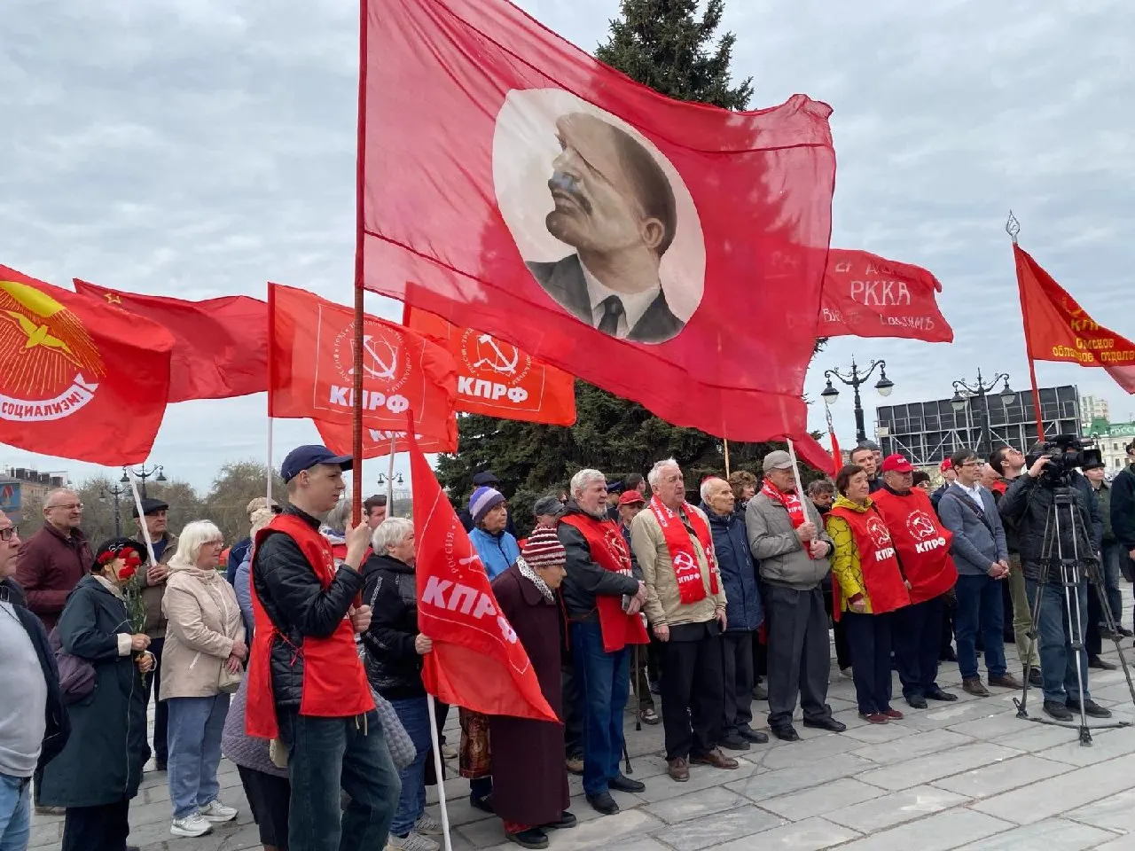 Депутаты подготовили поправки к закону об избирательных правах: избирательные комиссии обязуют регистрировать списки при наличии судебного решения. Новые нормы начнут действовать только со следующей кампании и только на региональном и муниципальном уровнях, что может повлиять на непарламентские партии.