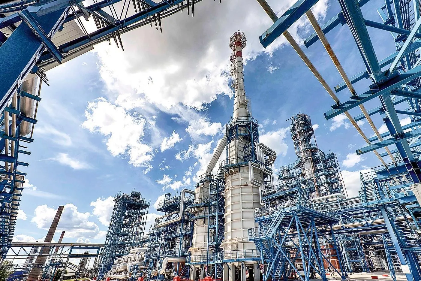 Власти увеличили выплаты нефтепереработчикам до 210,6 млрд ₽ в июне — мера направлена на удержание большего объёма бензина и дизеля внутри страны и предотвращение роста цен перед выборами.
