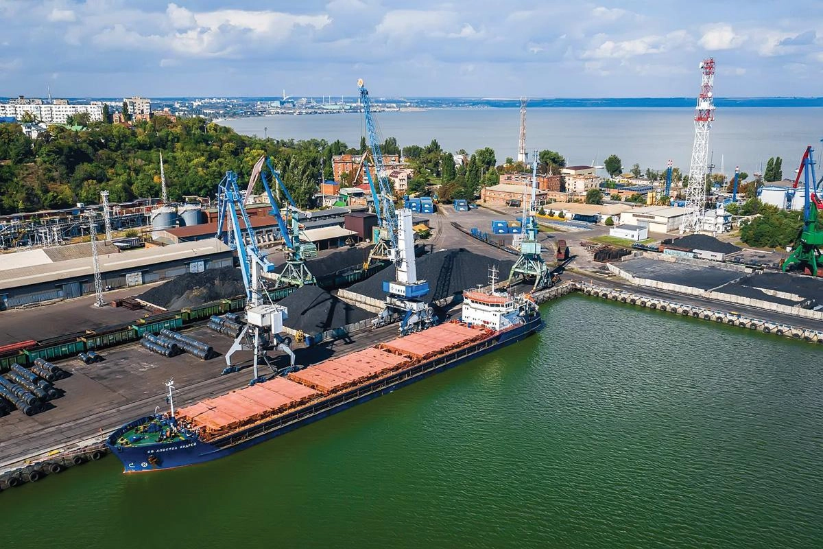 Из‑за атак беспилотников отгрузка из портов Азовского моря остановилась — власти предложили покрыть до 90% затрат на перевозку зерна в черноморские и балтийские порты.