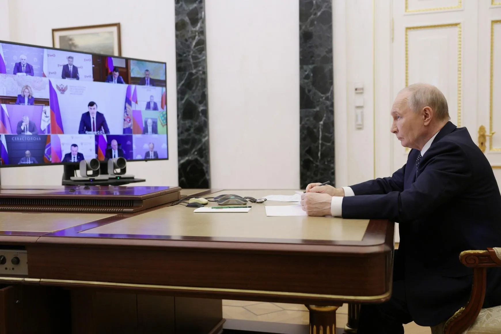 Правительство экстренно наращивает выпуск и распределение топлива: введены запреты на экспорт, задействованы резервы и мощности малых НПЗ, приняты меры по логистике и поддержке регионов, где возник дефицит.