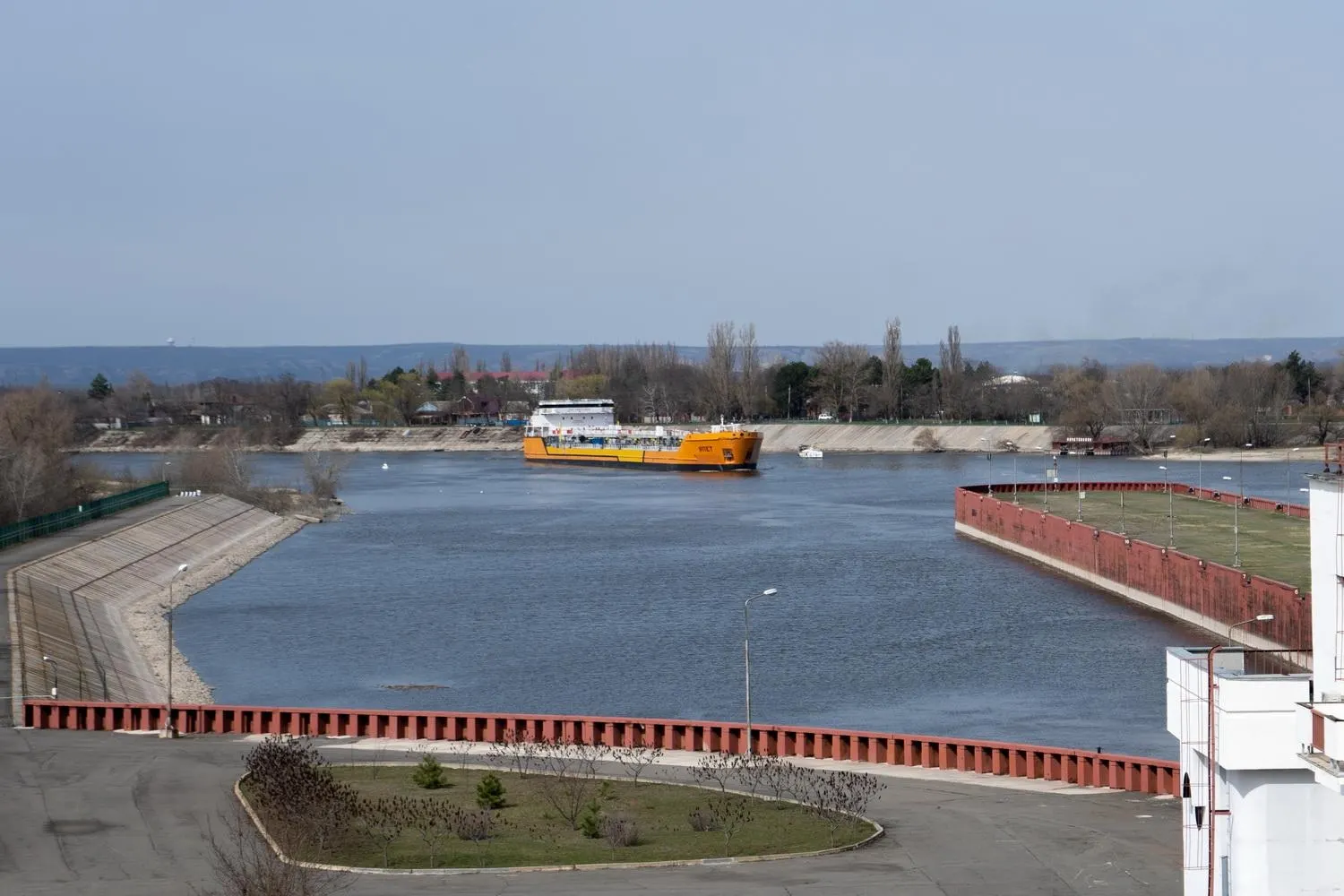 Остановка движения по каналу, соединяющему Дон с Азовским морем, связана с серией атак беспилотников на суда; это может затронуть значительную долю российского экспорта пшеницы через Азовское море.