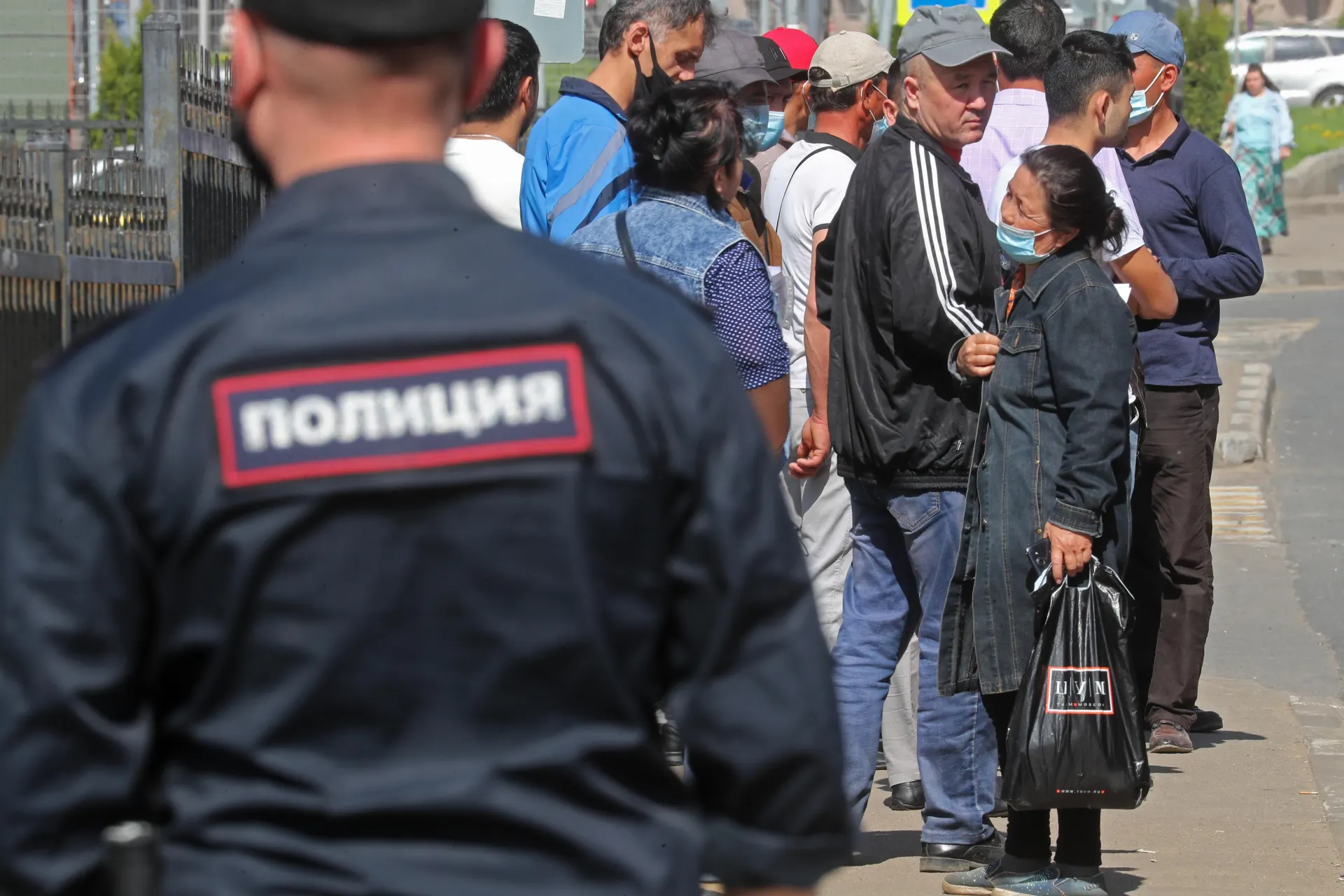 Правительство подготовило ко второму чтению поправки к законопроекту об обязательной депортации иностранцев: в перечень оснований хотят включить дискриминацию и неповиновение пограничникам.