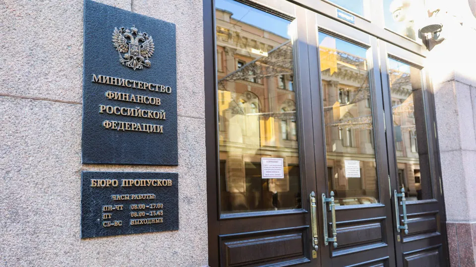 Аналитики отмечают резкий рост государственного долга и расходов на его обслуживание: долг уже вырос на 68%, выплаты по процентам утроились, а к 2028 году обслуживание долга может съедать до 10% расходов бюджета.