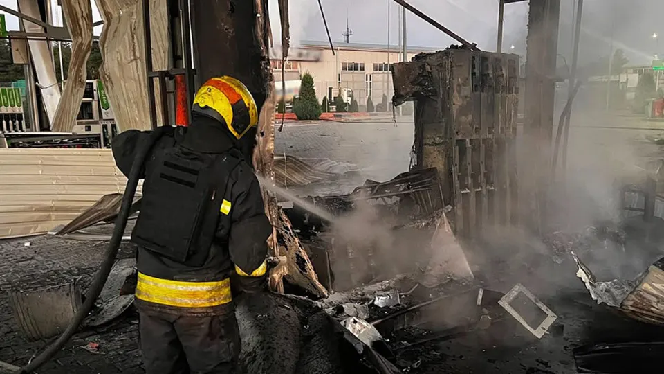 Ночные удары беспилотников по Днепропетровской области повредили пять автозаправок, один человек погиб, несколько ранены. Одновременно в России наблюдается дефицит бензина: производство упало примерно на четверть, введены лимиты и резко выросли цены.