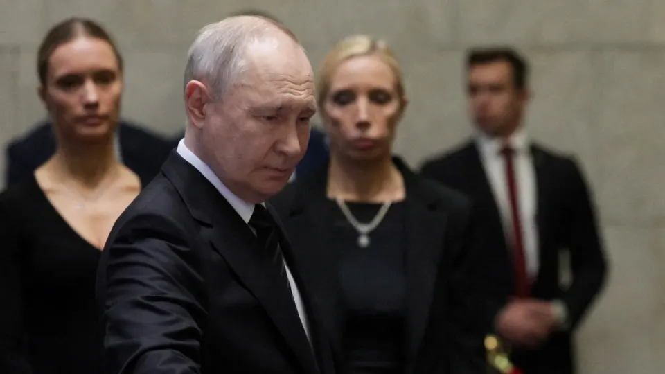 По словам нескольких источников, близких к Кремлю, российский лидер намерен добиваться полного контроля над Донбассом и может расширить боевые действия в ближайшие месяцы, несмотря на предложения советников остановить наступление и международные призывы к перемирию.