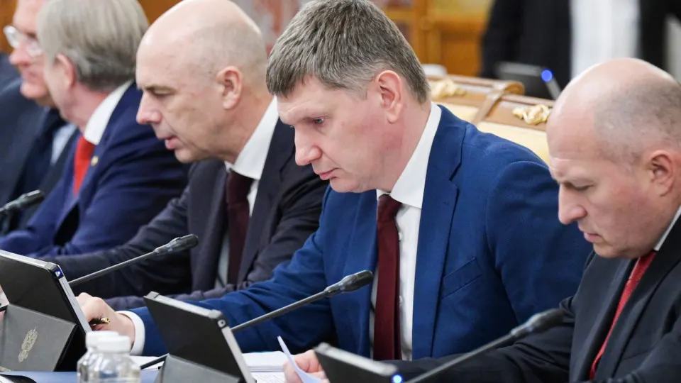 Минэкономразвития фиксирует рост ВВП РФ в январе–мае на 0,2%. Экономика показывает стагнацию с резкой региональной дивергенцией — Москва растёт, а значительная часть страны близка к рецессии; ключевые риски — падение цен на нефть и проблемы нефтепереработки.