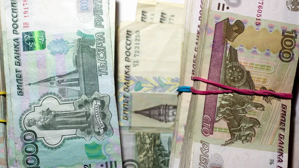 С 1 по 16 июля объём наличных в обращении вырос на 513 млрд рублей — отток усилился по сравнению с июнем и создаёт давление на ликвидность банков и спрос на ресурсы Центробанка.