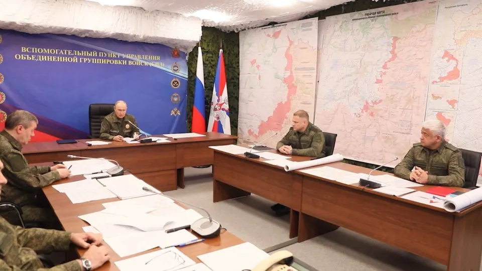 На совещании с военными президент поручил проверить участие зарубежных сторонников Украины в реальных боевых действиях и заявил о необходимости «ответственных решений», а также распорядился продолжить массированные удары по военной и гражданской инфраструктуре Украины.
