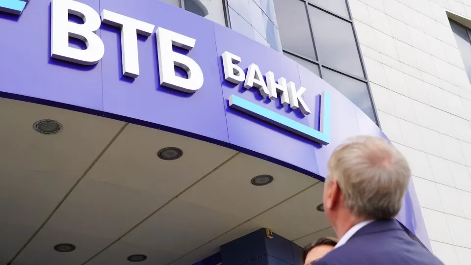 Ценные бумаги госбанка резко подешевели из‑за оттока наличных, роста проблемных кредитов и сигналов о системных рисках для экономики.