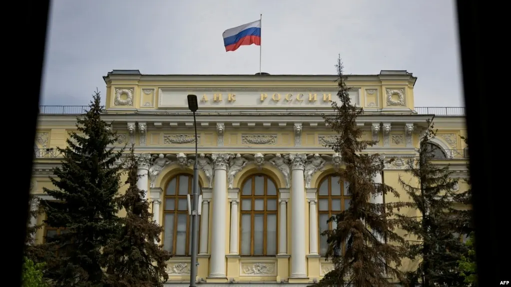 Центробанк расширил перечень криптовалют, доступных на биржах: Bitcoin, Ethereum и USDT. Введены лимиты на покупки для неквалифицированных инвесторов и новые требования к сделкам; закон о цифровых валютах вступит в силу в 2026 году.