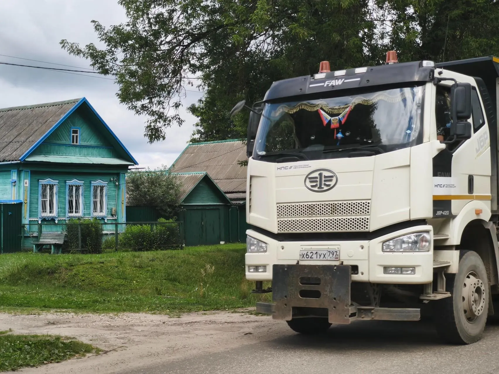 Как выживают деревни на пути скоростной магистрали: часть домов изъяли, другие прячутся от грузовиков и готовятся к соседству с поездами.