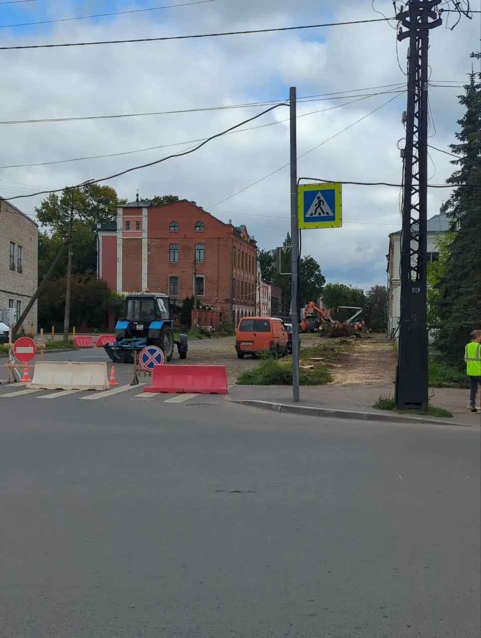 На участке улицы Некрасова запланирована реконструкция: большинство деревьев сухостойны или поражены гнилью; сохранено четыре здоровых дерева, остальные будут удалены с компенсационной высадкой осенью и весной.