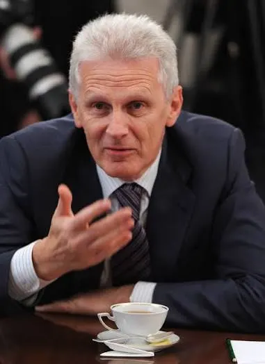 Чиновник по образованию предложил усложнить задания ЕГЭ: это должно помочь отделить истинную подготовку от массовых максимальных баллов. Также упоминается квота для участников специальной военной операции и их детей.