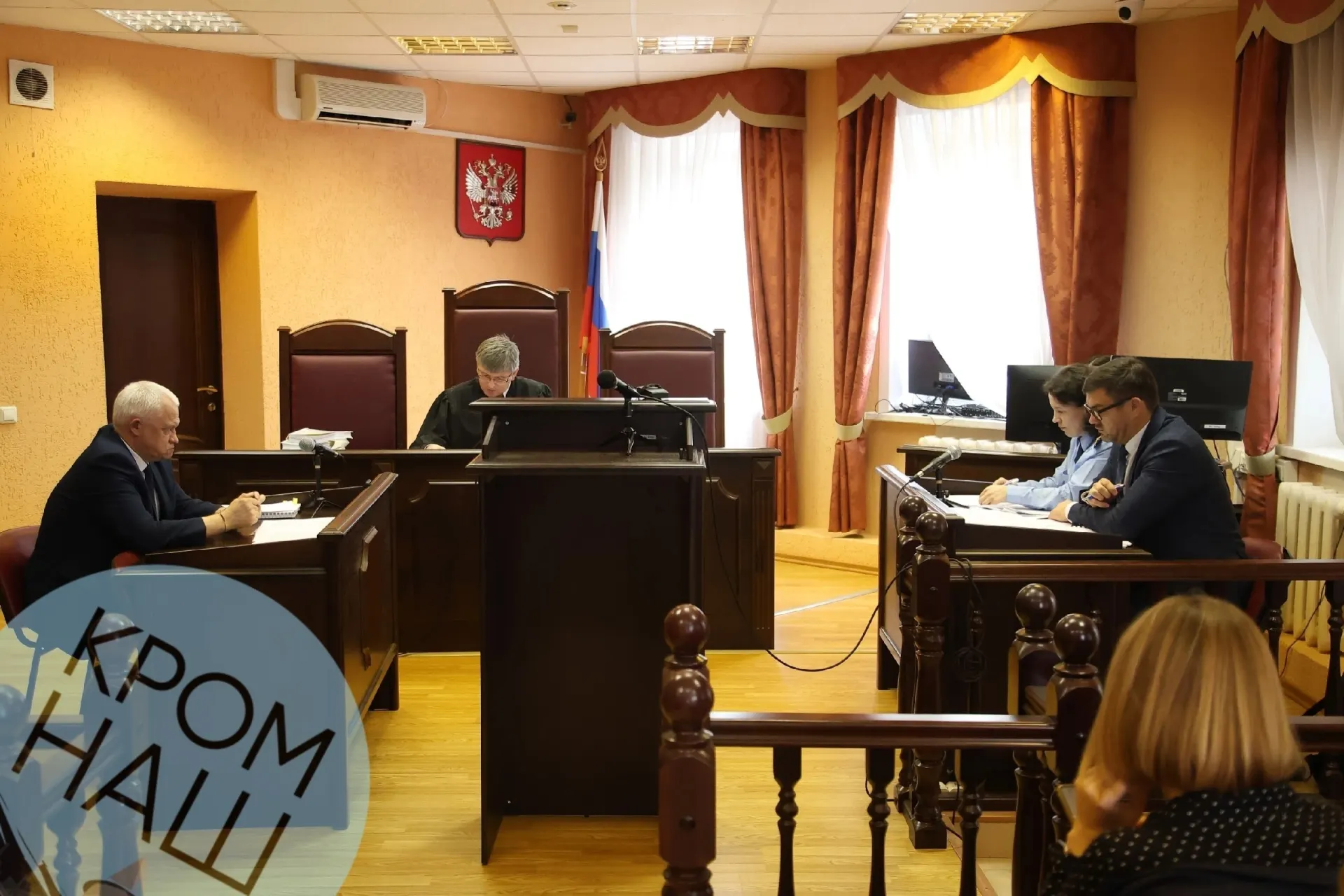 Заседание проходит в открытом режиме; в зале собрались журналисты и представители партий.