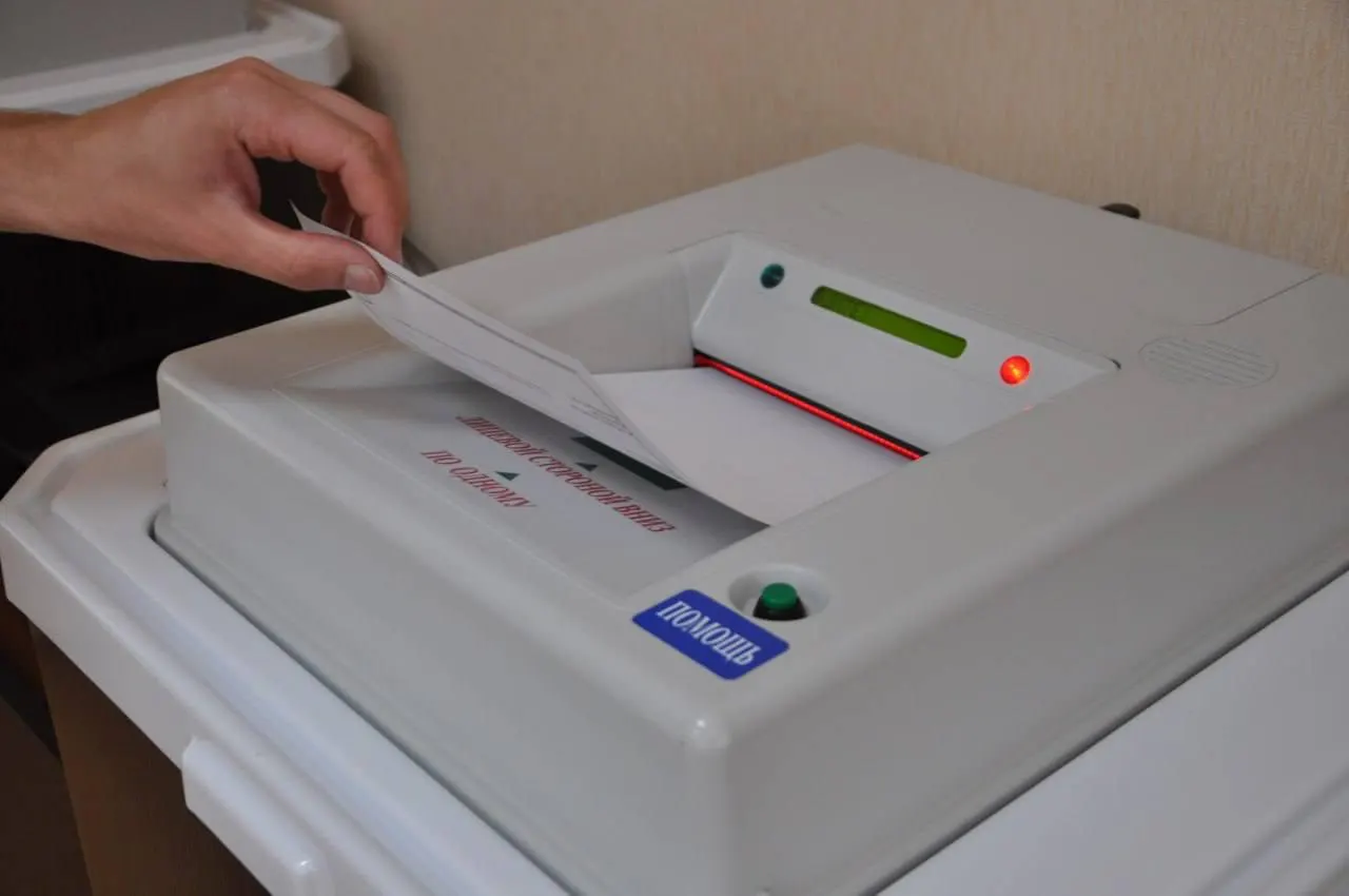 Из-за санкций возник дефицит комплектов обработки бюллетеней (КОИБ) в ряде регионов: старые устройства списаны, новые поставки затягиваются, и часть участков будет вынуждена считать бюллетени вручную.