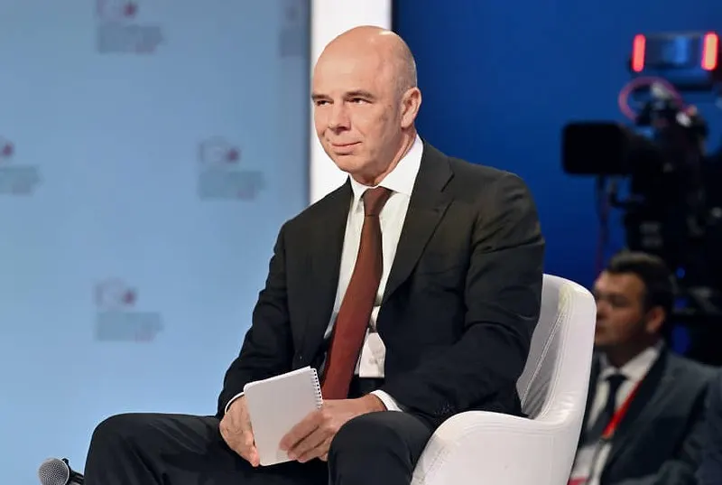 Глава Минфина Антон Силуанов сообщил, что ресурсы на все статьи бюджета найдены, обязательства будут исполнены в полном объёме; дефицит на начало 2026 года — около 6,46 трлн рублей (примерно 2,8% ВВП).
