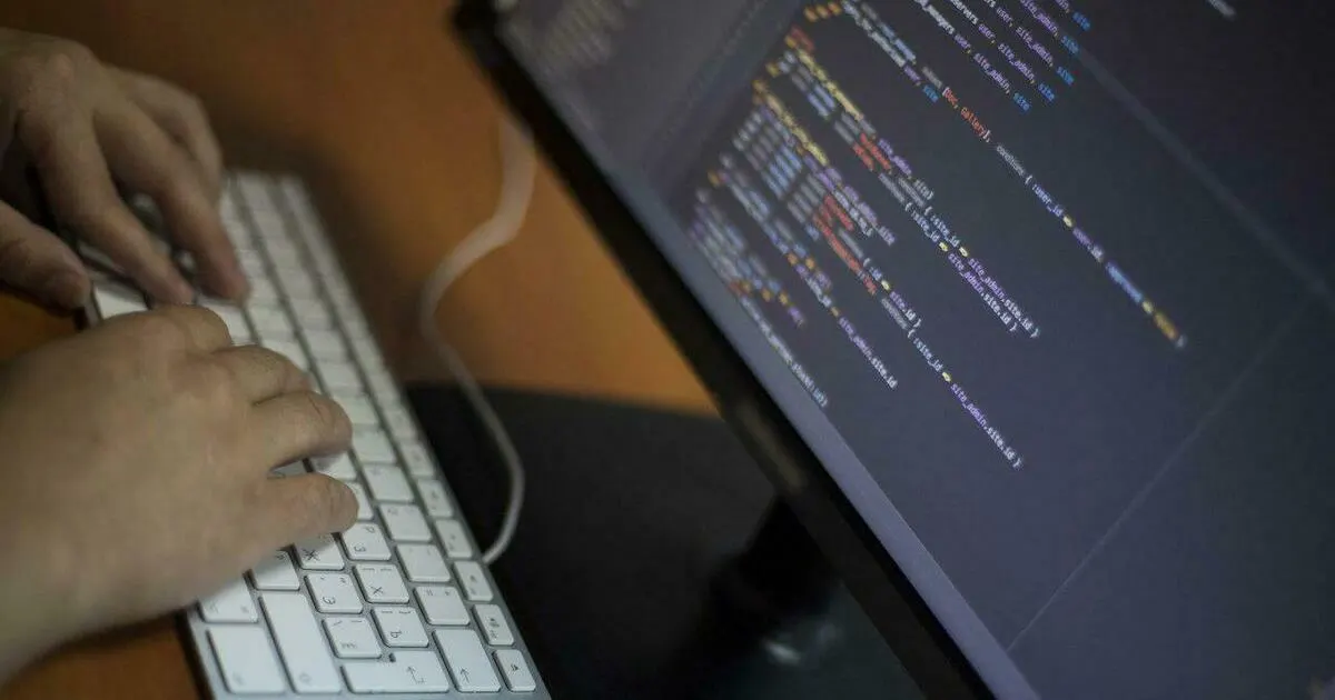 Мошенники распространяют ложную инициативу о регистрации на платформе для ввода данных об успеваемости, убеждая учителей перейти по фишинговой ссылке и подтвердить данные через Госуслуги.
