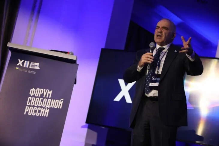 Форум утверждает, что запланированное голосование — лишь иллюзия конкуренции и попытка легитимизировать территориальные захваты; настоящие выборы станут возможны только после победы Украины и освобождения оккупированных территорий.
